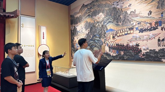 图为参观者观看展览。人民网记者 金洪花摄
