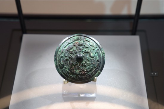 图为展出的春秋早期文物《青铜阳燧》。马那甫摄