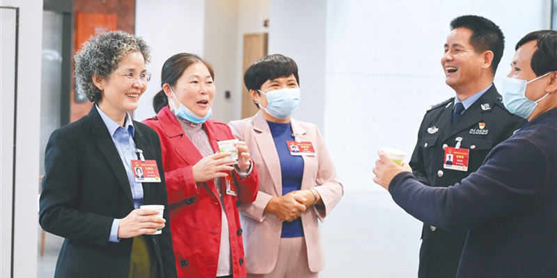 几位人大代表在会议间隙交流讨论。