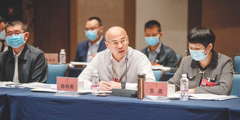 参会的政协委员踊跃发言，建言献策。