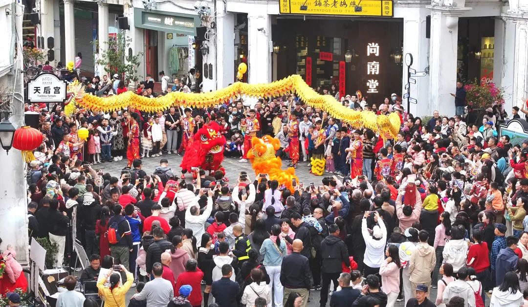 骑楼老街的舞龙舞狮表演。海口旅文局供图