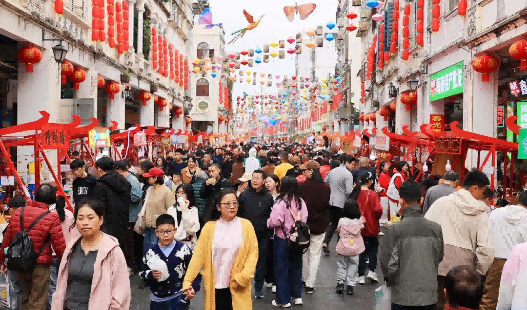 海口骑楼游人如织。海口旅文局供图