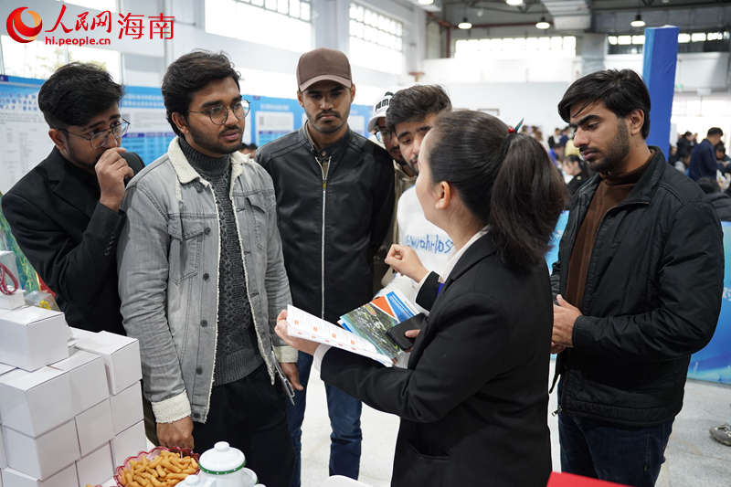 国际留学生与用人单位对接洽谈。 人民网记者 孟凡盛摄