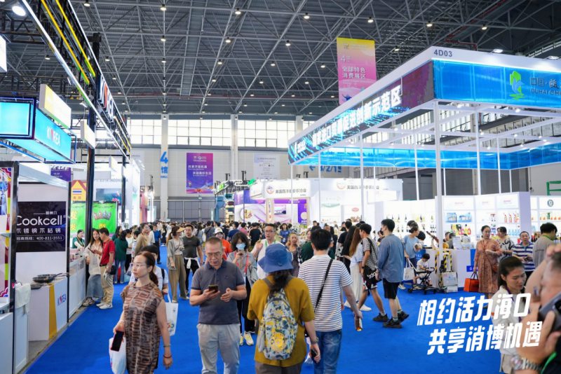 消博会各展馆人头攒动。 海口市新媒体协会供图