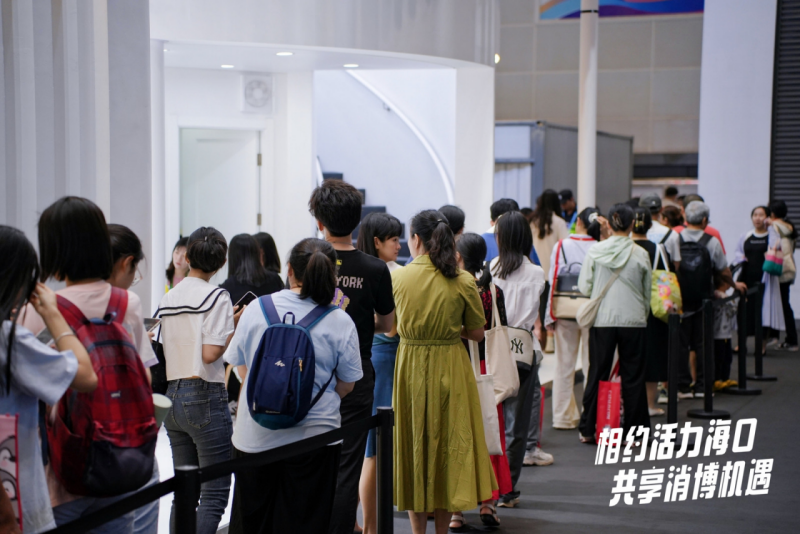 本届消博会各个展馆都推出了精彩纷呈的活动，引无数观展市民、游客大排长龙争相打卡。海口市新媒体协会供图