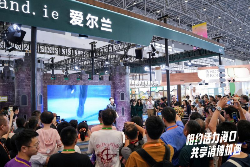 新品展示、踢踏舞互动，爱尔兰展馆吸引众多市民游客驻足围观。海口市新媒体协会供图