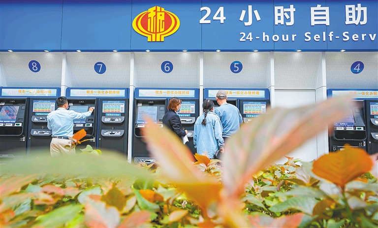 澄迈县老城镇的海南生态软件园，工作人员协助客户办税