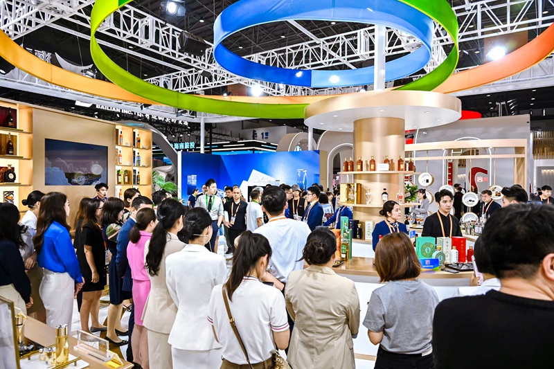 海控免税“欢乐全球购、畅享好生活”主题展区。海控免税供图
