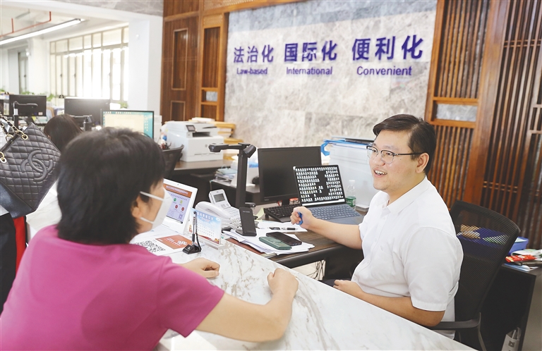 海口市江东新区政务服务中心强化“一对一”服务