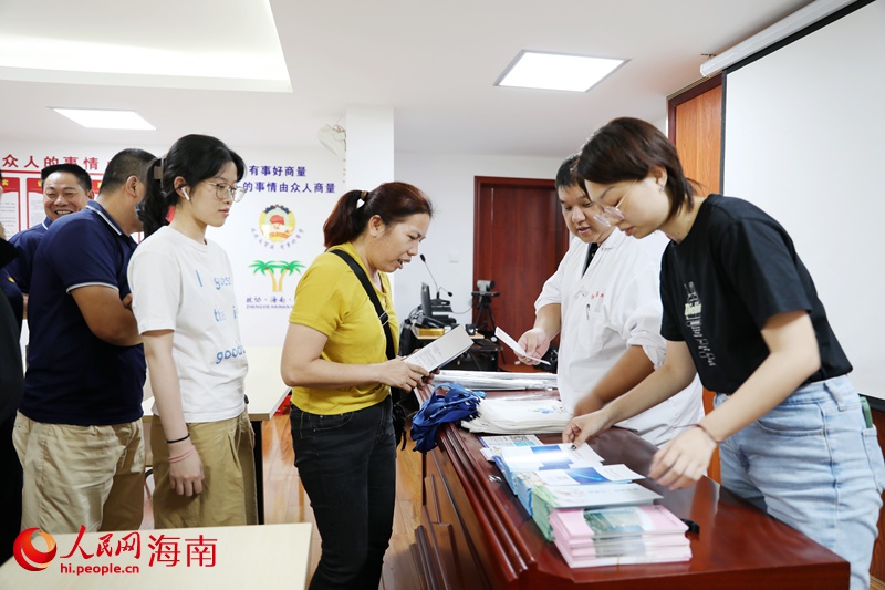 发放健康用药宣传册