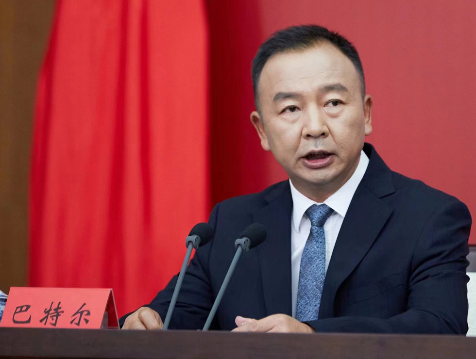 海南省委新闻发言人，省委常委、秘书长巴特尔主持发布会