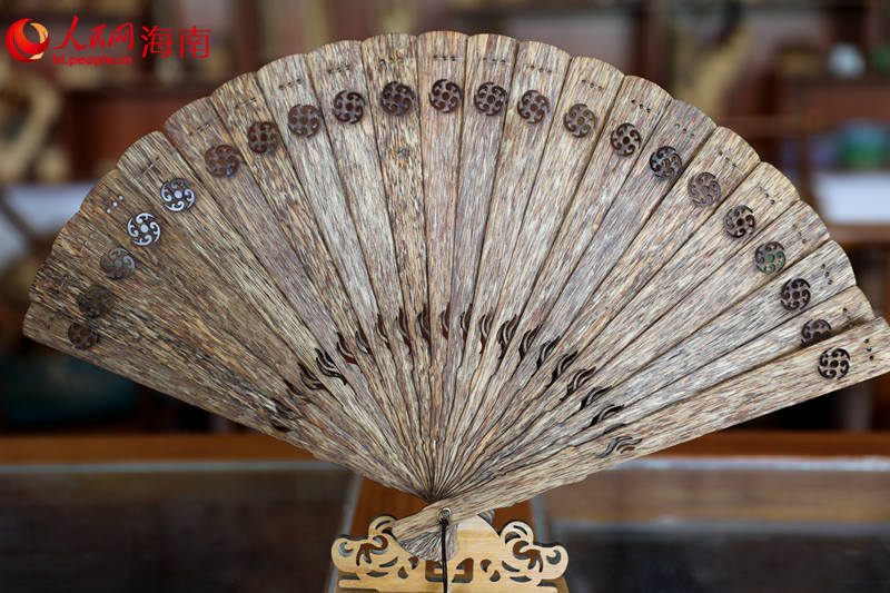 沉香制品——扇子。 孟凡盛摄