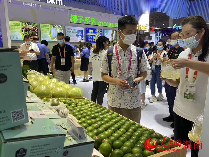 相关负责人向观众推介泉水柠檬。樊欢迪摄