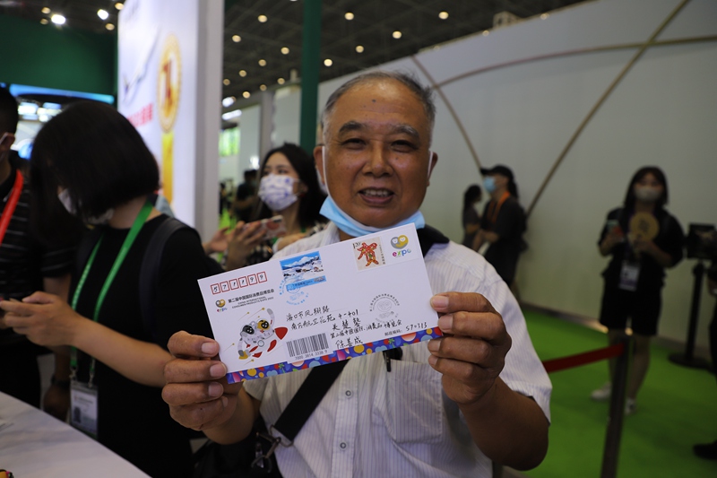 集邮爱好者展示消博会纪念封。黄文燕摄