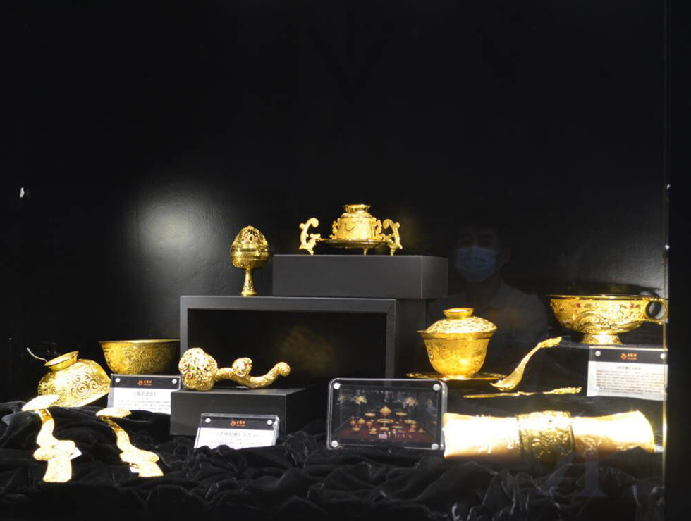 消博会珠宝展区内的黄金制品。人民网 潘惠文摄