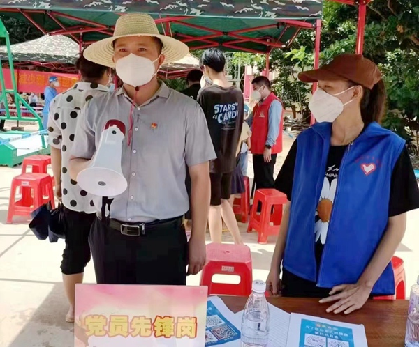 符海周变身“战疫急先锋”