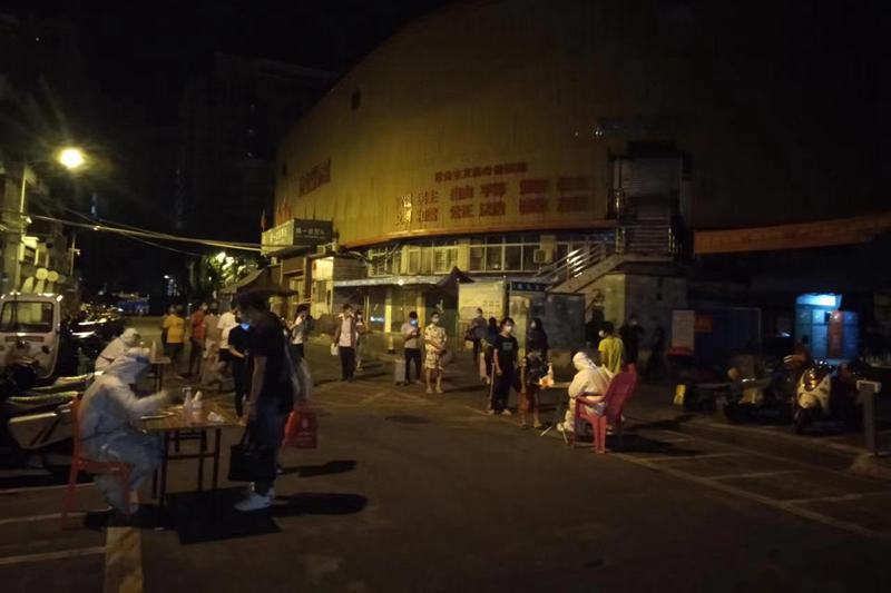 星光下，志愿者忙着转运工作。海南省委工委宣传部供图