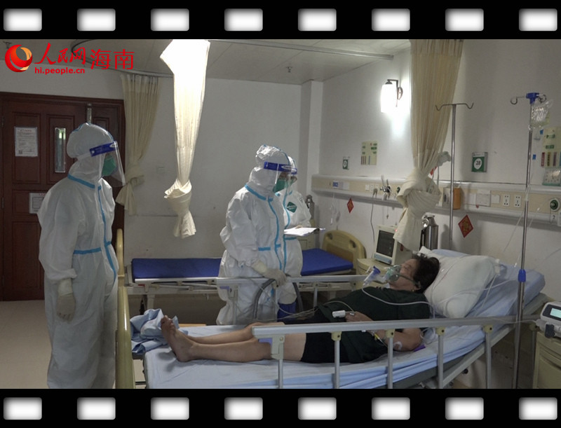 探访三亚“黄码医院”
“四班倒，24小时不停歇。”三亚市中医院呼吸科专家张艳丽告诉记者，虽然人手有限，但大家都在积极努力的克服各种困难，全力保障患者的就医需求。