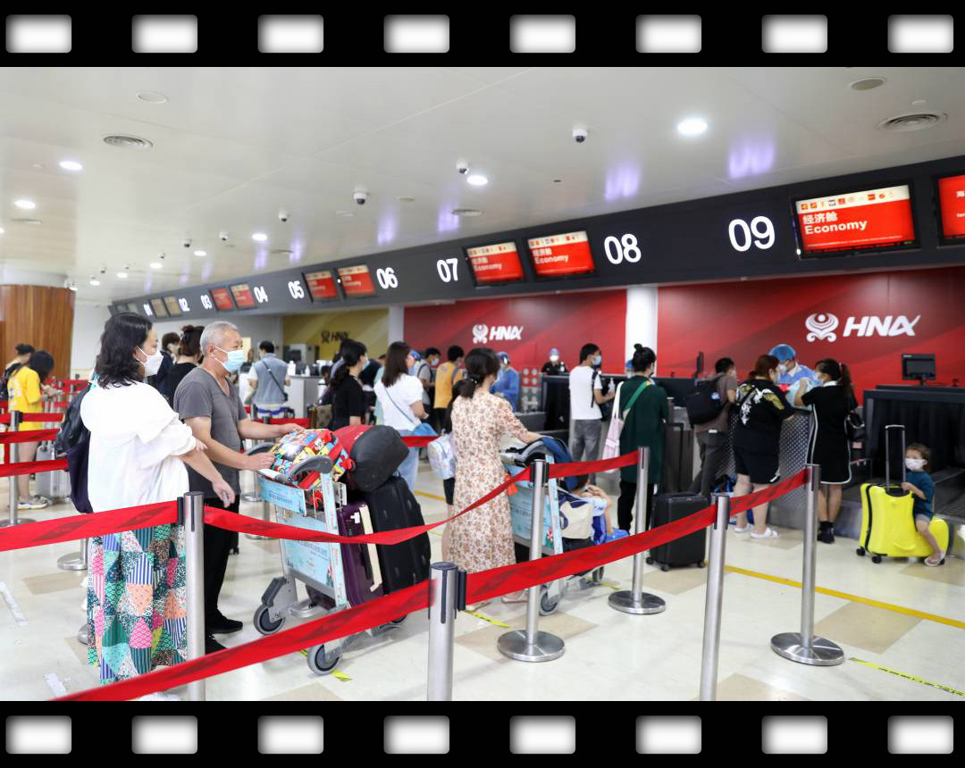 海南积极推进滞留旅客有序返程
8月16日上午10时，海口新海港响起悠长的汽笛声，搭载152辆车、872名旅客的海口九号轮渡缓缓起航，驶入琼州海峡。海口首批健康管理驿站滞留旅客顺利离岛。