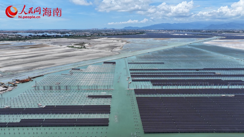 俯瞰光伏基地，不少太阳能板已经完成安装。人民网 牛良玉摄