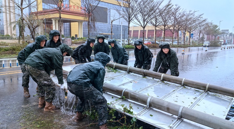 武警海南总队150余名官兵连续奋战18小时 清理路障