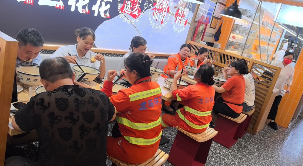 致敬英雄 海口一餐饮企业推出“救灾工作人员免费用餐”活动