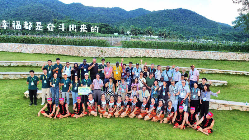 中外嘉宾团走进三亚大茅远洋生态村。大茅远洋生态村供图