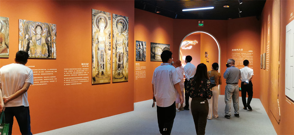 网络名人参观海口的敦煌展