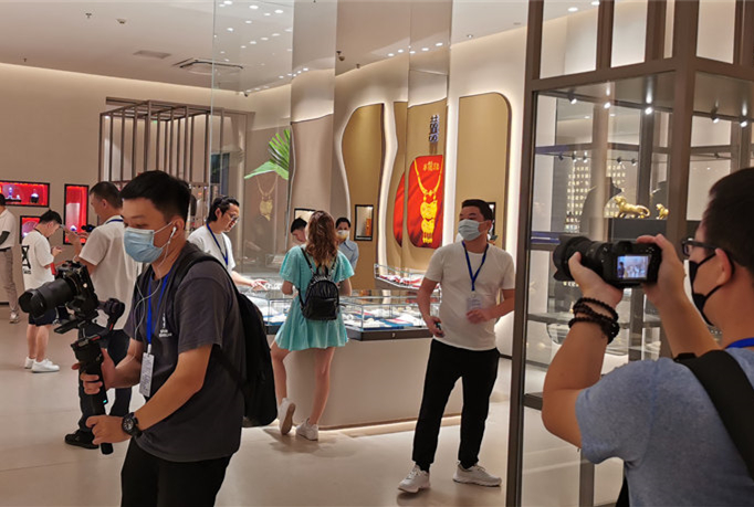 网络名人来到老凤祥（海南）黄金珠宝时尚创意中心有限公司，近距离了解金银首饰的加工生产。