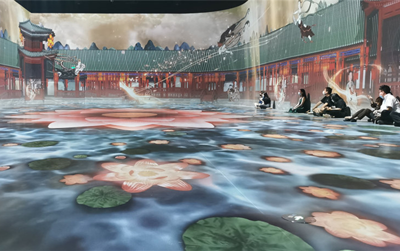 沉浸式光影体验位于cdf海口国际免税城内的敦煌展。