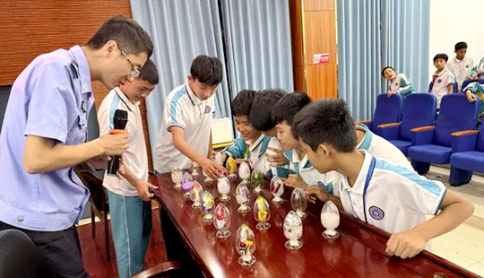 琼山戒毒所民警现场展示毒品模型，宣传禁毒知识。
