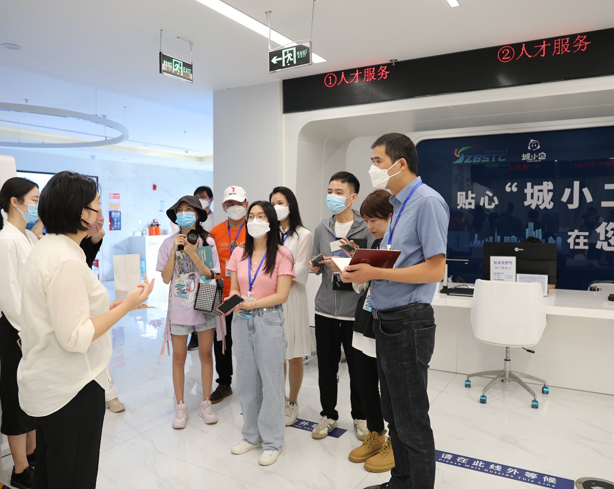 采访团成员探访三亚崖州湾科技城园区综合服务中心