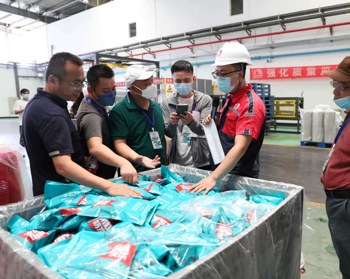 采访团探访洋浦东方雨虹建筑材料有限公司