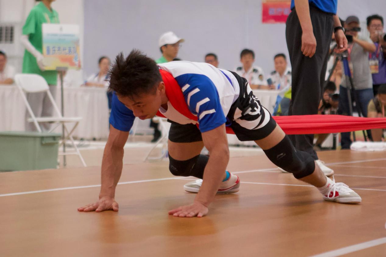 押加赛场上，这对师徒有点靓